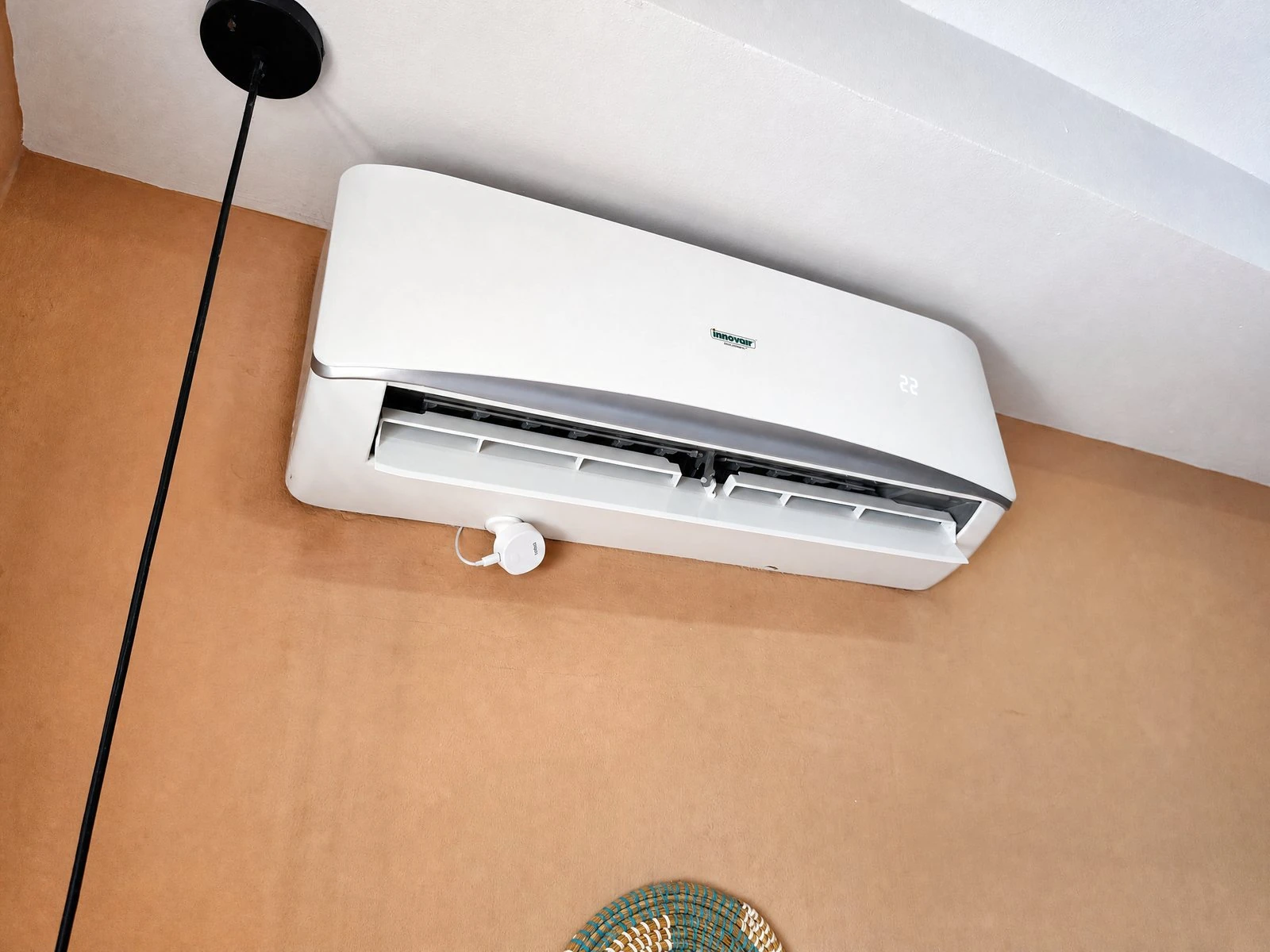 Sensor de presencia mmWave EcoHost instalado debajo de un aire acondicionado
